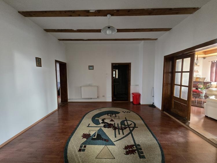 Casă individuală cu 9 camere cu Canalizare în Utvin