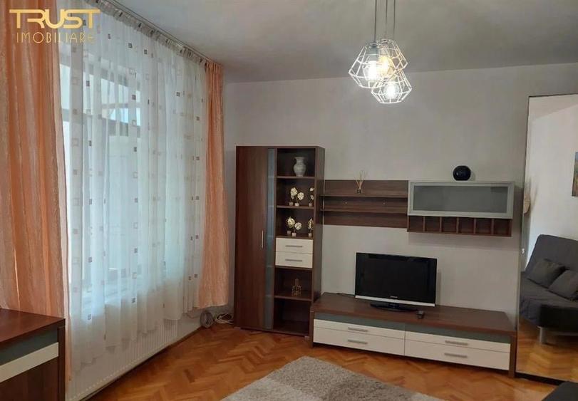 Garsonieră decomandată, mobilată în Schei