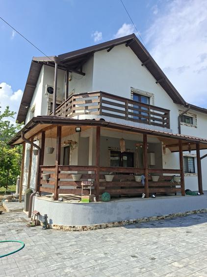 Casă cu 4 camere în Plopu
