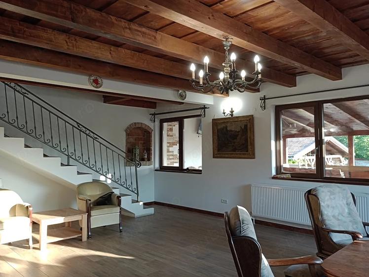 Casă cu 9 camere cu Teren 1100 Mp în Central