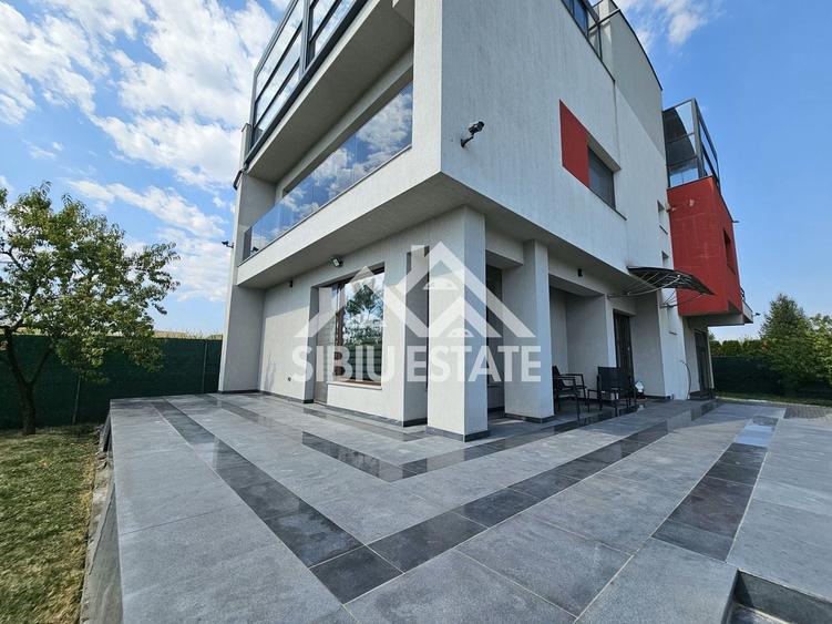 Casă individuală cu 6 camere cu Canalizare în Șura Mică
