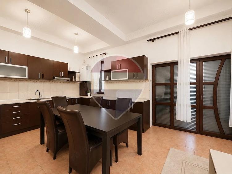 Casă cu 6 camere în Bucium