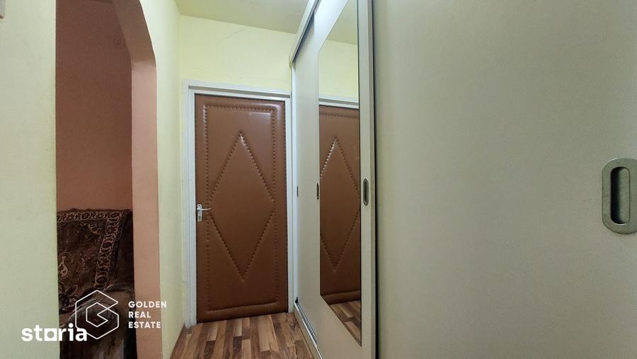 Apartament cu 3 camere semidecomandat în Miron Costin