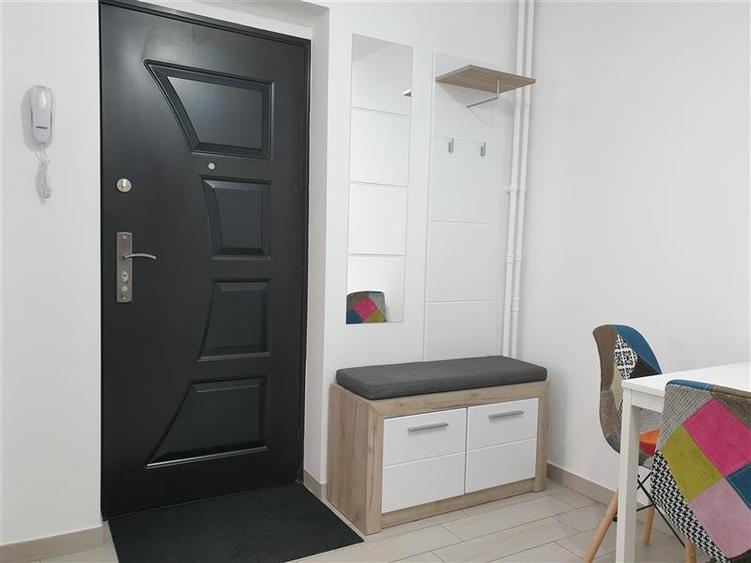 Garsonieră decomandată, mobilată în Periferie