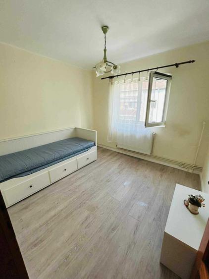 Apartament cu 3 camere semidecomandat în Complex Studențesc