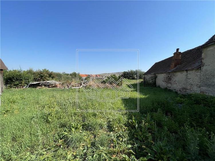 Casă individuală cu 2 camere cu Teren 2162 Mp în Periferie