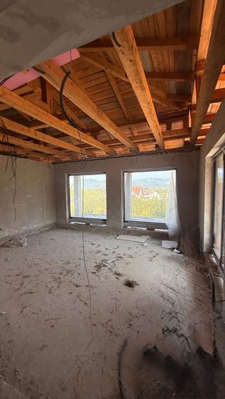 Casă individuală cu 3 camere cu Teren 1678 Mp în Est