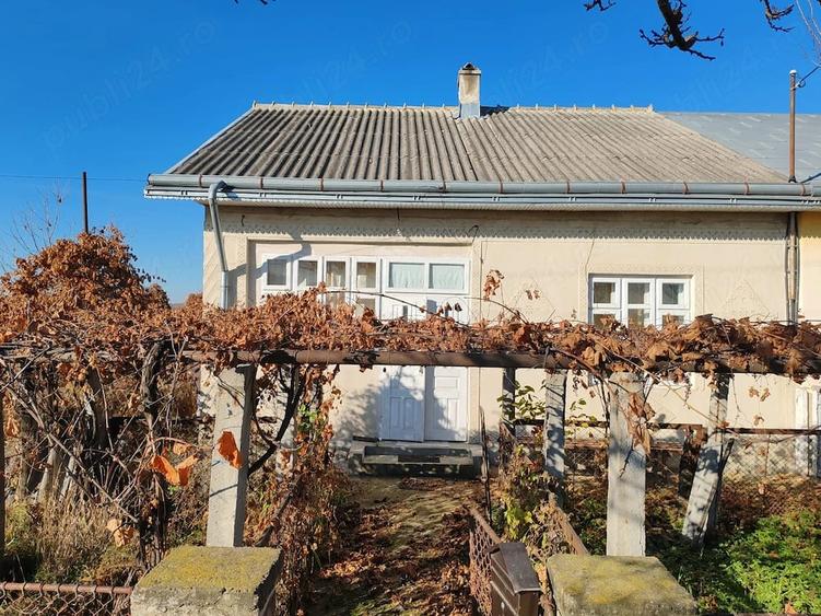 Casă cu 2 camere cu Teren 810 Mp în Leorda