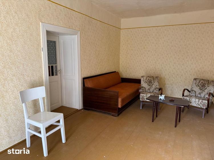 Casă cu 6 camere cu Teren 2271 Mp în Livezile