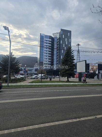Inchiriez spatiu comercial Pia?a Petrodava!