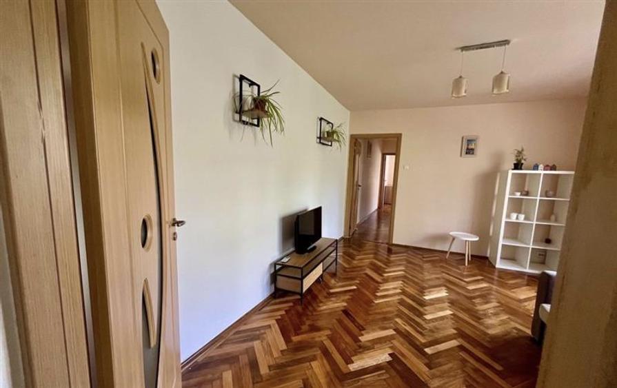 Apartament cu 3 camere semidecomandat, mobilat în Circumvalațiunii
