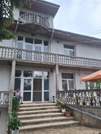 Casă cu 8 camere cu Teren 971 Mp în Apollo
