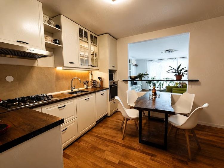 Apartament cu 4 camere decomandat în Est