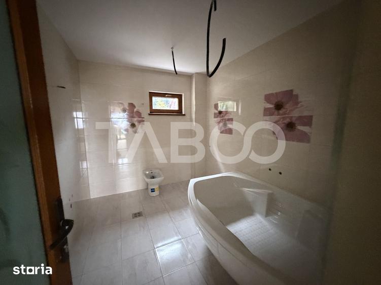 Casă cu 7 camere cu Teren 3194 Mp în Recea