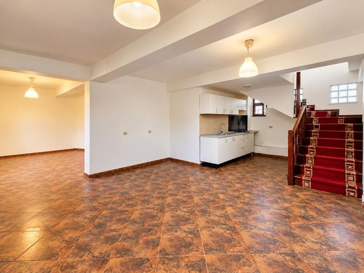 Casă cu 4 camere în Central
