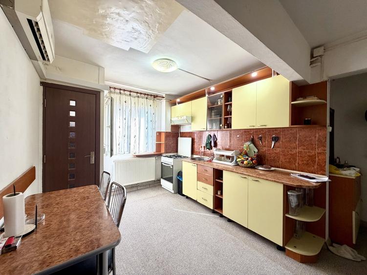 Apartament cu 3 camere semidecomandat, mobilat în Circumvalațiunii