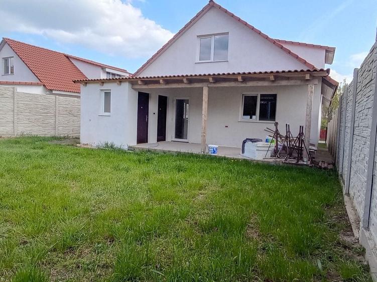Casă cu 4 camere în Vinga