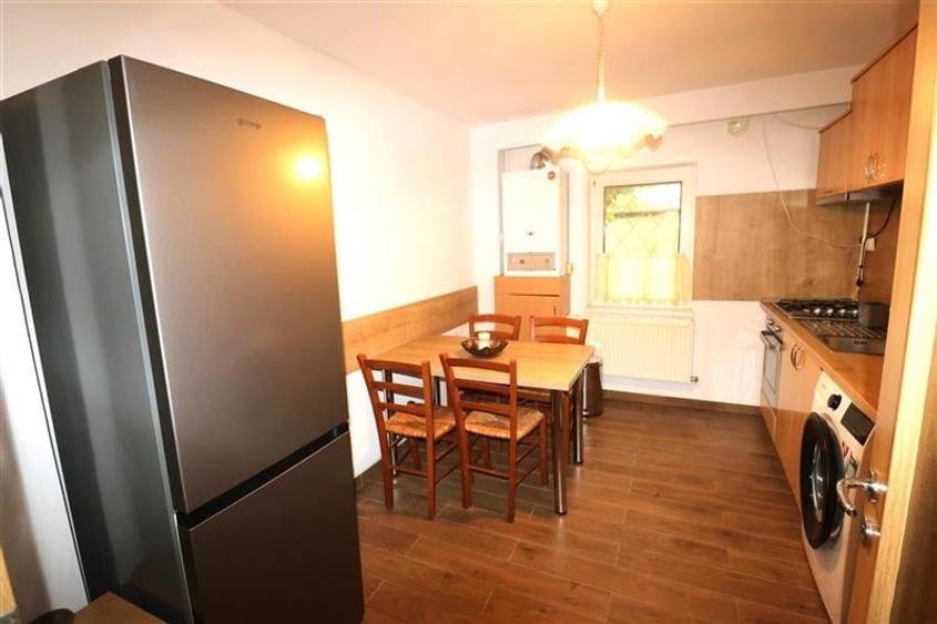 Apartament cu 3 camere decomandat în Lipovei