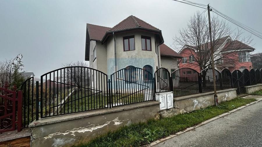 Casă cu 6 camere cu Canalizare în