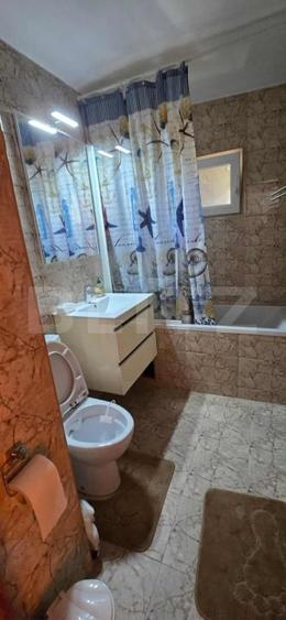 Apartament cu 3 camere semidecomandat, mobilat în Micro 4