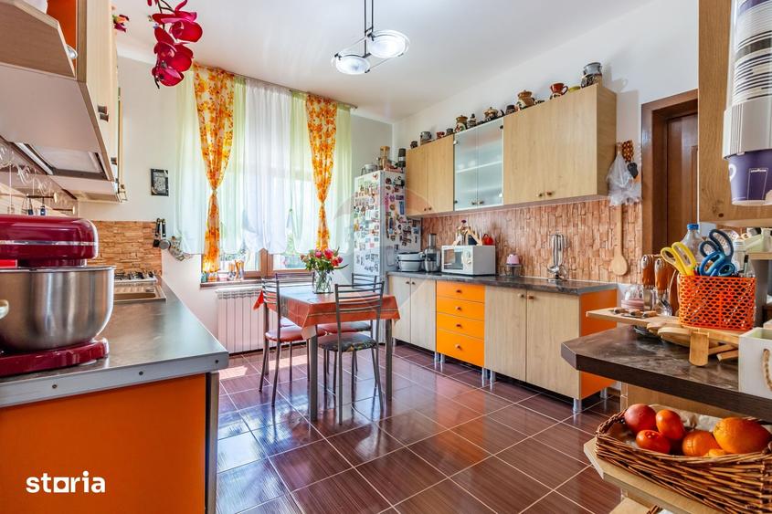 Casă cu 7 camere cu Teren 1000 Mp în Central