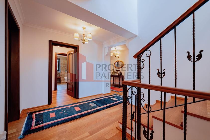 Casă individuală cu 7 camere cu Canalizare în Ghimbav Livadă