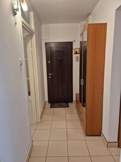 Apartament cu 3 camere decomandat în Tractorul