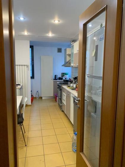 Apartament cu 5 camere decomandat în Capitale