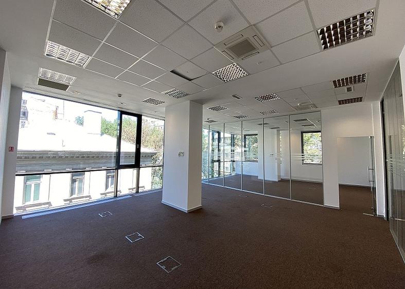 Birou, de 1,900 mp, în Universitate
