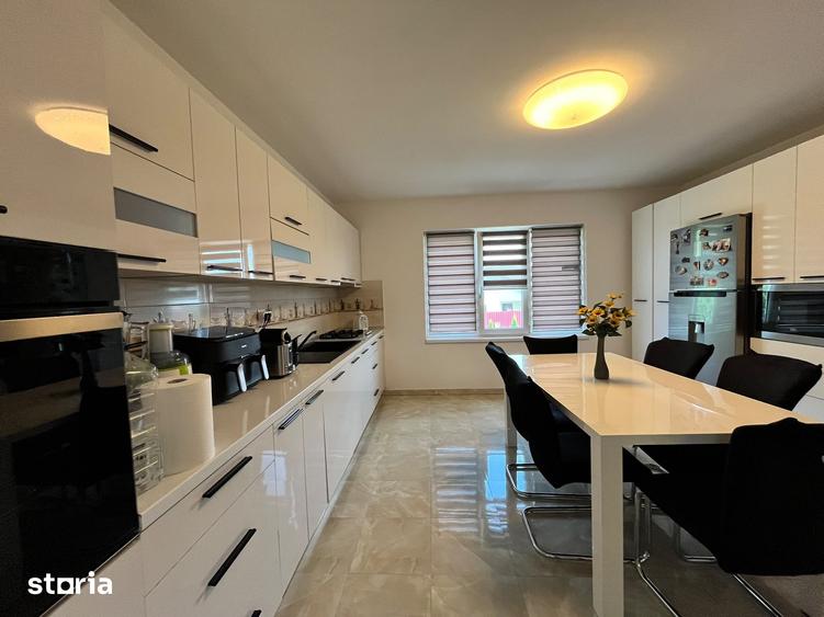 Casă cu 6 camere cu Teren 2200 Mp în Central