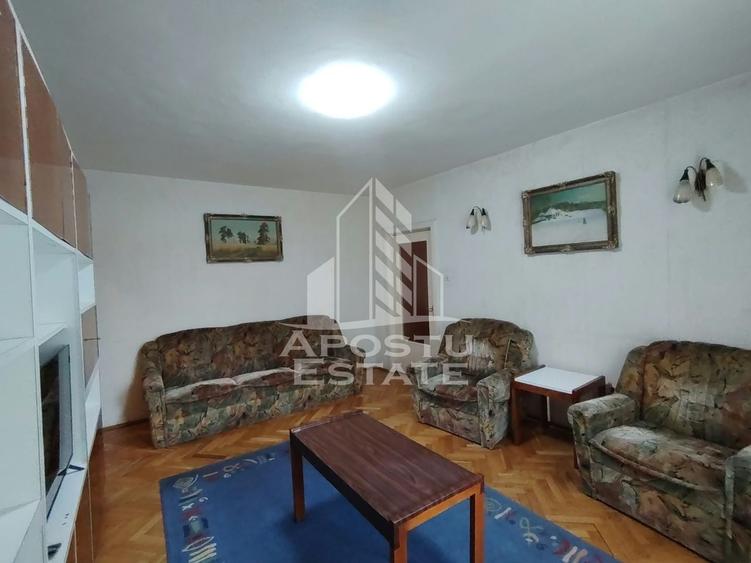 Apartament cu 3 camere semidecomandat, mobilat în Central