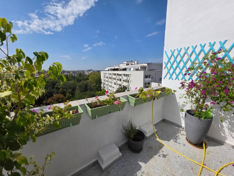 Apartament cu 3 camere semidecomandat în Cișmigiu