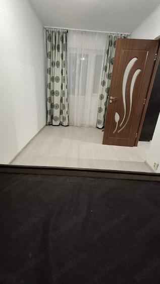 Apartament cu 3 camere semidecomandat în Micro 6
