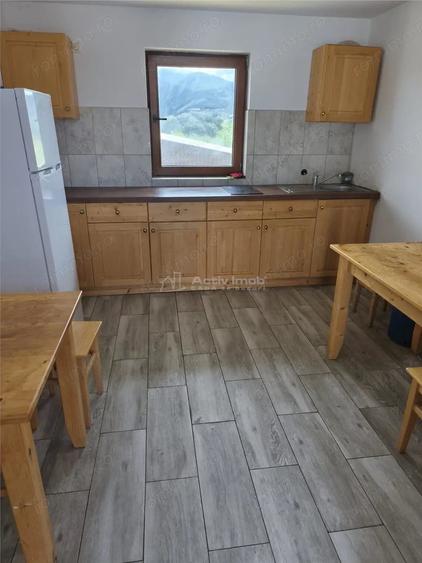 Casă cu 10 camere cu Teren 300 Mp în Cristian