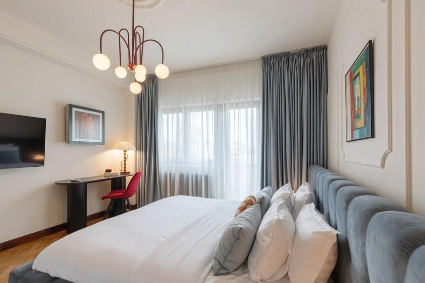Apartament cu 4 camere, mobilat în P-ța Universității