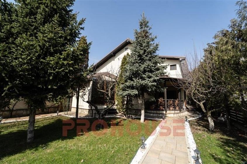Casă individuală cu 10 camere cu Teren 550 Mp în Ultracentral