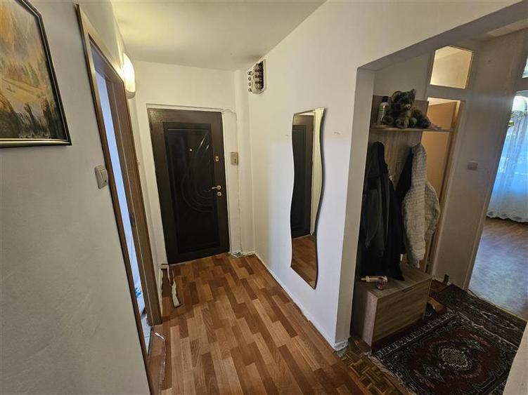 Apartament cu 3 camere decomandat în Micro IV