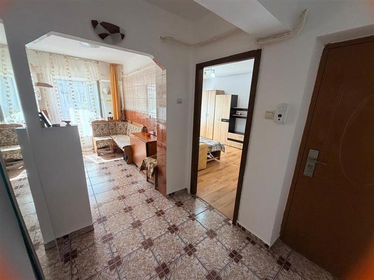 Apartament cu 3 camere decomandat, mobilat în Dacia