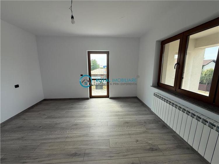 Casă individuală cu 5 camere cu Teren 3700 Mp în Central