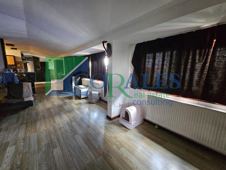 Casă individuală cu 8 camere cu Canalizare în Lipovei