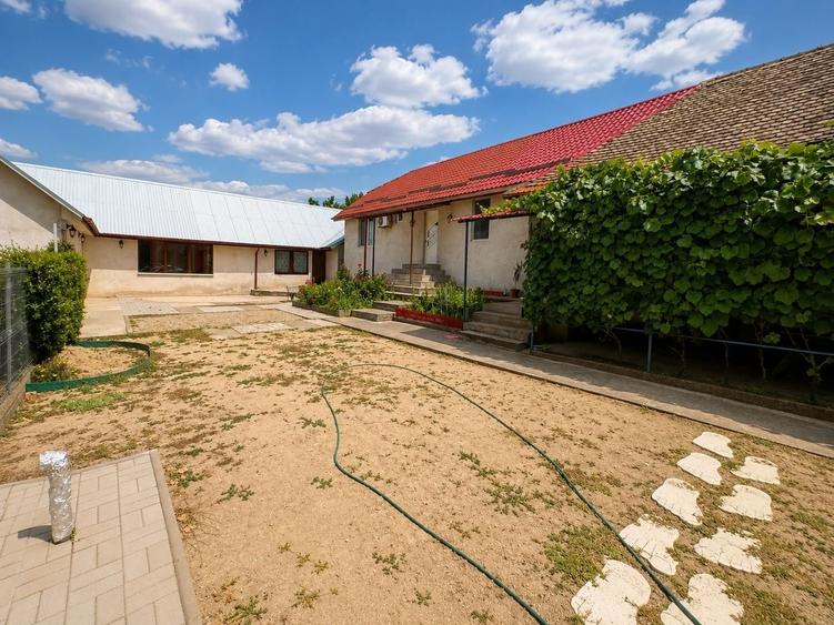 Casă individuală cu 13 camere cu Canalizare în Foeni