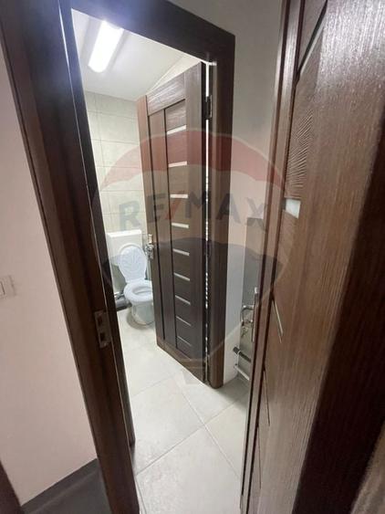 Spațiu comercial, de 43.720001220703 mp, în Central