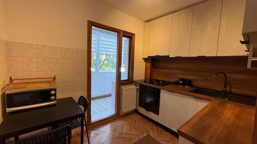 Apartament cu 3 camere decomandat în Baba-Dochia