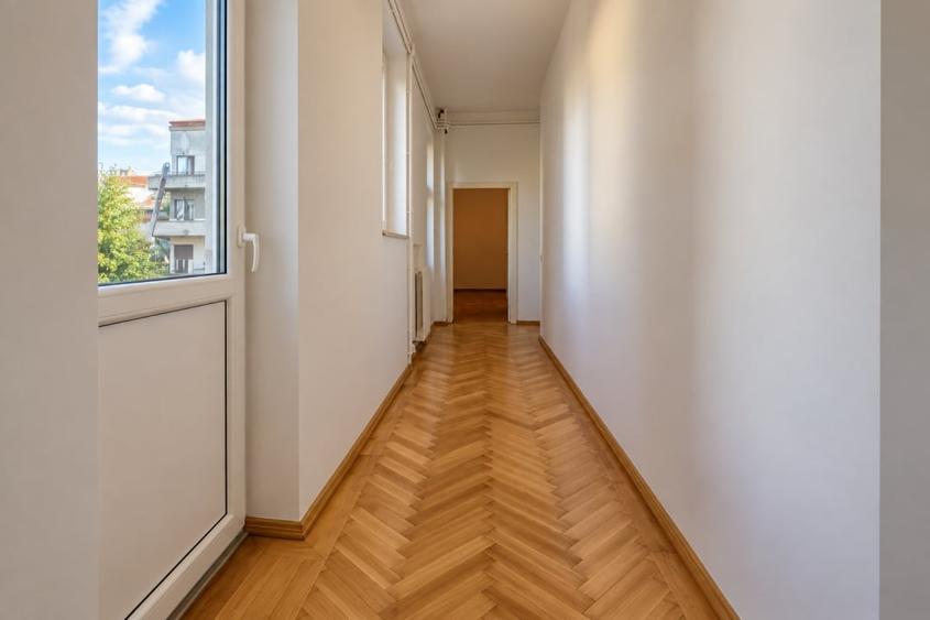 Apartament cu 4 camere decomandat în Polonă