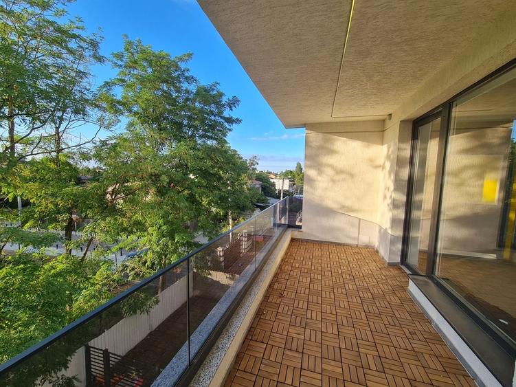 Apartament cu 3 camere semidecomandat în Colentina