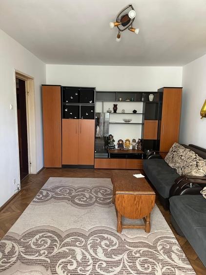 Apartament cu 4 camere decomandat în Titan