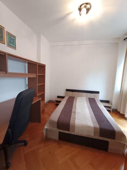 Apartament cu 4 camere semidecomandat, mobilat în Armeneasca
