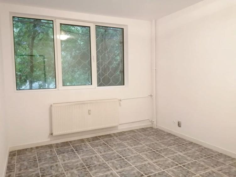 Apartament cu 3 camere decomandat în Drumul Taberei