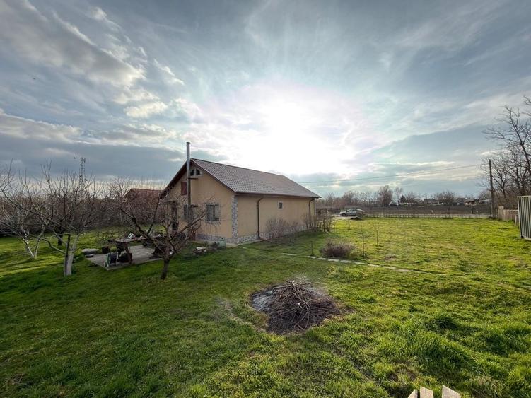 Casă cu 3 camere cu Teren 4858 Mp în Silistraru