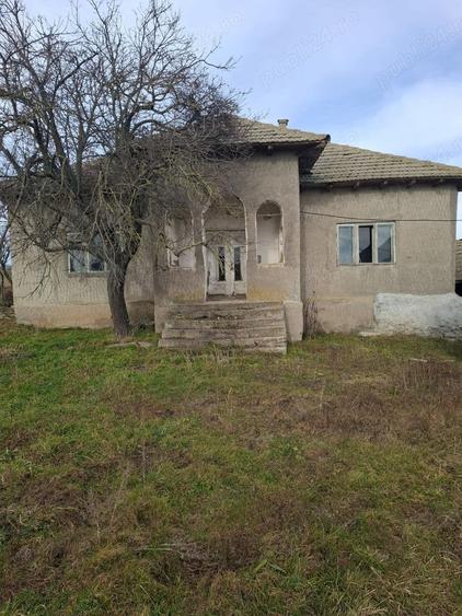 Casă cu 4 camere cu Teren 5000 Mp în Central